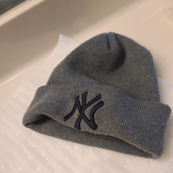 Grey NY Yankees Beanie - Picture 1 of 6